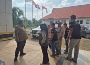 Ketua F-PRB Sultra Serahkan 500 Paket Bantuan dan 20 Tenda Pengungsi pada Korban Banjir di Konut