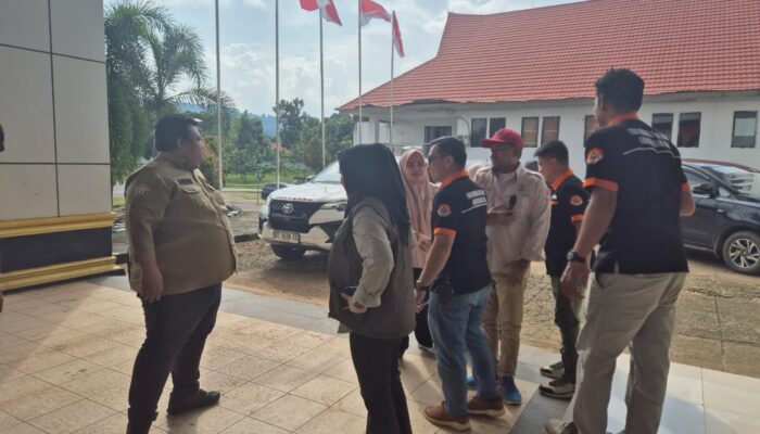 Ketua F-PRB Sultra Serahkan 500 Paket Bantuan dan 20 Tenda Pengungsi pada Korban Banjir di Konut