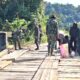 TMMD ke-125 Kodim 1417/Kendari Lakukan Pemasangan Papan Roda pada Jembatan di Desa Awua Jaya