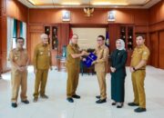 Yosep Sahaka Terima Surat Penugasan dari Gubernur Sultra sebagai Plt Bupati Kolaka Timur