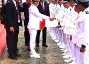 Usai Pimpin Upacara HUT ke-80 RI, Bupati Konawe Serahkan Penghargaan kepada Lurah dan Kades