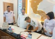 Bupati Yusran Akbar Teken Penyerahan Aset Tanah dan Bangunan ke Bawaslu Konawe