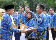 Secara Simbolis, Bupati Yusran Akbar Serahkan Satyalancana Karya Satya kepada 13 ASN Berprestasi