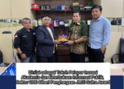 Ketua JMSI Sultra Serahkan JMSI Award kepada Plt Rektor UHO