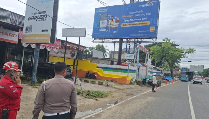 Tower Crane di Atas Jalan, Sat Lantas Polresta Kendari Gerak Cepat