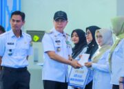 Gubernur Sultra Serahkan Tunjangan Profesi Guru dan Gaji ke-13