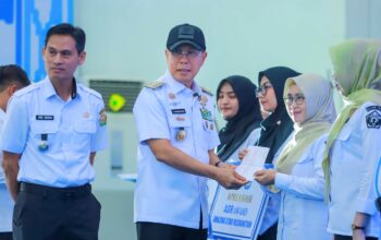 Gubernur Sultra Serahkan Tunjangan Profesi Guru dan Gaji ke-13