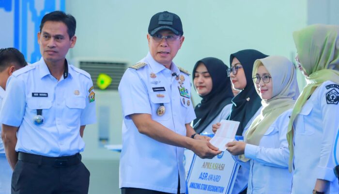 Gubernur Sultra Serahkan Tunjangan Profesi Guru dan Gaji ke-13