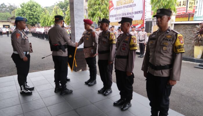 Polres Parepare Gelar Upacara Pemberian Penghargaan dan Pemberhentian Tidak Hormat dari Dinas Kepolisian