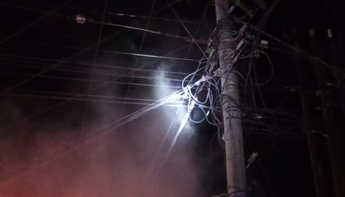 Korsleting Panel Tiang Listrik di Saranani Kendari Padam dalam 2 Menit