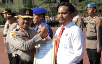 Kapolda Sultra Beri Penghargaan ke 128 Personel, Tegaskan Prestasi Harus Dipertahankan