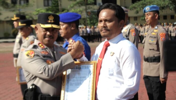Kapolda Sultra Beri Penghargaan ke 128 Personel, Tegaskan Prestasi Harus Dipertahankan