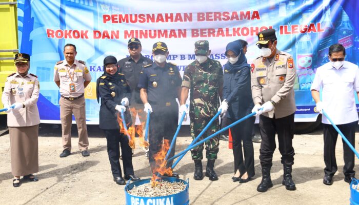 Kapolda Sulsel Hadiri Pemusnahan Rokok dan Miras Ilegal Senilai Rp48,6 Miliar