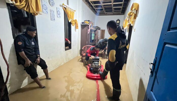 Rumah Warga Bonggoeya Terendam Pascabanjir, Damkar Kendari Kerahkan Mesin Alkon