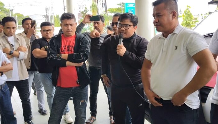 Warga Konawe Utara Sampaikan Tuntutan ke PLN UP3 Kendari Soal Kualitas Listrik