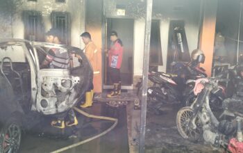 Damkar Kendari Padamkan Kebakaran Rumah di BTN Puri Magaha, 1 Mobil dan 5 Motor Terbakar