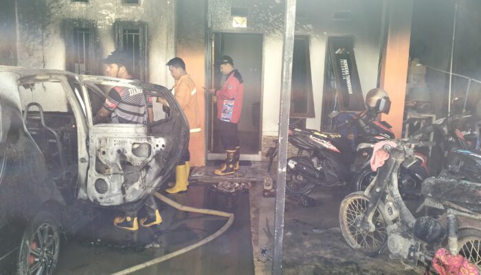 Damkar Kendari Padamkan Kebakaran Rumah di BTN Puri Magaha, 1 Mobil dan 5 Motor Terbakar