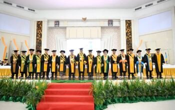 Plt Rektor UHO Kukuhkan Delapan Profesor dari Lima Fakultas