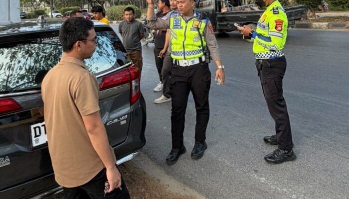 Mobil Warga Diklaim Diserempet Truk Operasional PT Wings di Kendari, Minta Ganti Rugi Penuh