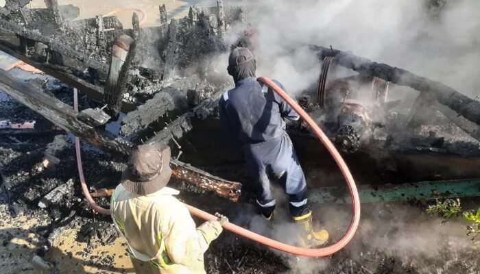 Kapal Ikan Terbakar di Poasia, Damkarmat Kendari Kerahkan Tiga Unit Pemadam