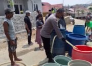 Warga Gunung Jati Kekurangan Air, Polsek Kendari Distribusikan 10 Tandon