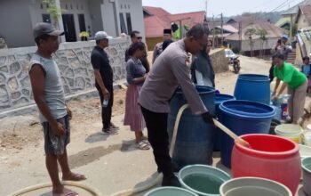 Warga Gunung Jati Kekurangan Air, Polsek Kendari Distribusikan 10 Tandon