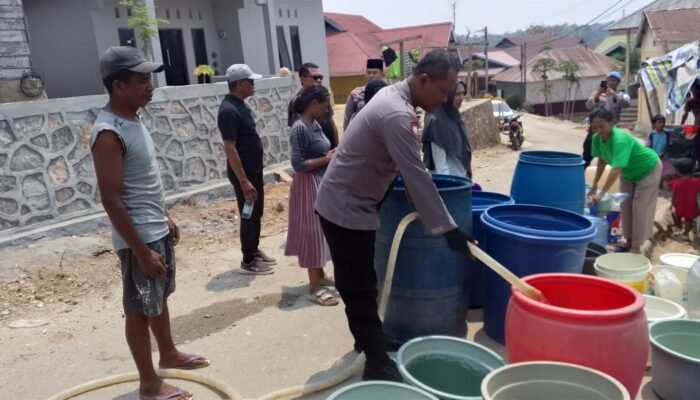 Warga Gunung Jati Kekurangan Air, Polsek Kendari Distribusikan 10 Tandon